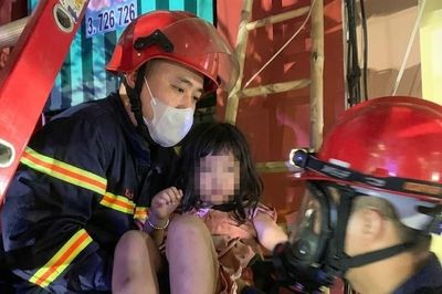 Giải cứu 3 người mắc kẹt trong đám cháy ngôi nhà 4 tầng