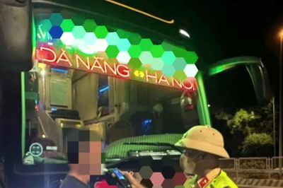 Phát hiện, ngăn chặn nhiều tài xế xe khách vi phạm nồng độ cồn khi đang chở hàng chục hành khách