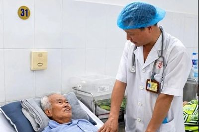 Sỏi ống mật chủ tái phát lần 3, cụ ông 74 tuổi được phẫu thuật thành công