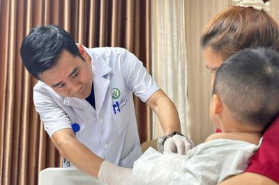 Phẫu thuật nối bàn tay gần đứt rời cho bé 22 tháng tuổi