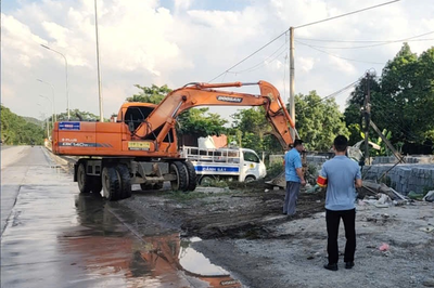 Tháo dỡ biển quảng cáo trái phép, giải tỏa chợ tự phát trên tuyến đường Hồ Chí Minh
