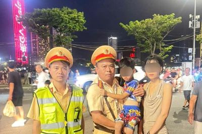 Cảnh sát giao thông Đà Nẵng kịp thời hỗ trợ cháu bé đi lạc trong đêm pháo hoa