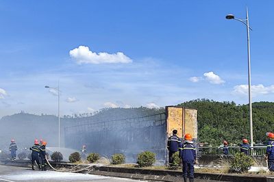 Xe đầu kéo chở hơn 100 xe máy bốc cháy dữ dội trên cầu Bến Thủy 2