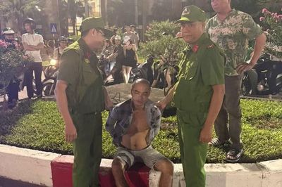 Hà Nội: Cảnh sát khống chế đối tượng dùng dao đuổi chém người đi đường