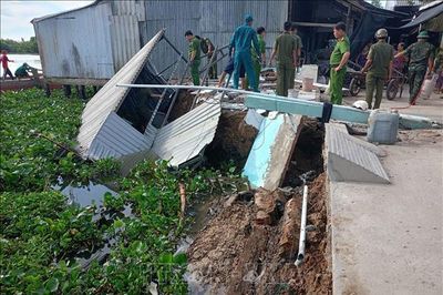 Hỗ trợ các hộ dân có nhà bị chìm xuống sông do sạt lở