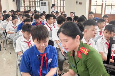 Nữ cảnh sát hình sự mang ánh sáng công lý xoa dịu nỗi đau con trẻ