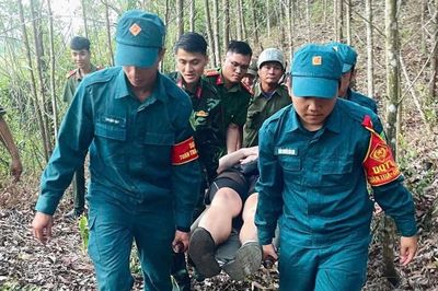 Băng rừng, vượt đường núi ứng cứu nam du khách Đức bị tai nạn gãy chân