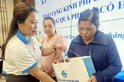 Trao tặng 10 suất quà cho hội viên phụ nữ xã Phú Xuyên có hoàn cảnh khó khăn