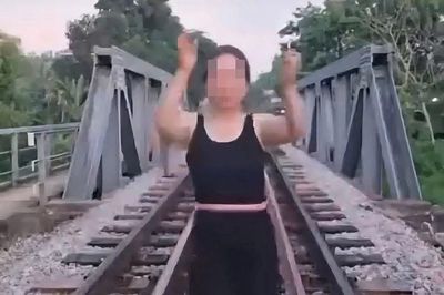 Xử phạt một phụ nữ livestream tập thể dục giữa đường ray