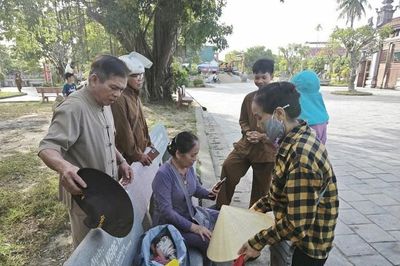 Phát hiện bé trai sơ sinh cùng lá thư của mẹ trước cổng chùa Hoằng Phúc