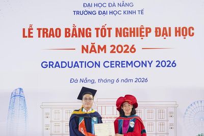 Trường Đại học Kinh tế Đà Nẵng trao bằng tốt nghiệp cho gần 2.500 tân cử nhân