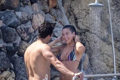 Ca sĩ Dua Lipa và chồng tình tứ