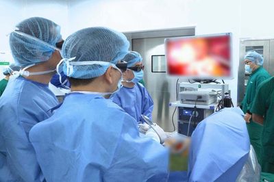 Đi khám đau lưng, người phụ nữ 63 tuổi phát hiện khối u phổi 'ẩn nấp'