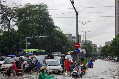 Cảnh báo mưa dông mạnh khu vực nội thành Hà Nội sáng nay