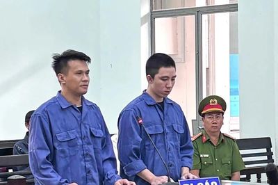 ' Ách giữa đàng quàng vào cổ'