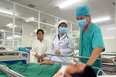 Cứu sống bệnh nhân bị tôn cắt đứt vùng cổ khi quét lá trên mái nhà
