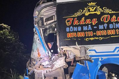 Va chạm giữa xe tải và xe khách trên Quốc lộ 6, 20 hành khách thoát nạn