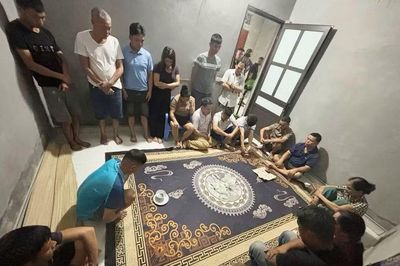 Công an đột kích sới bạc, bắt quả tang 21 đối tượng