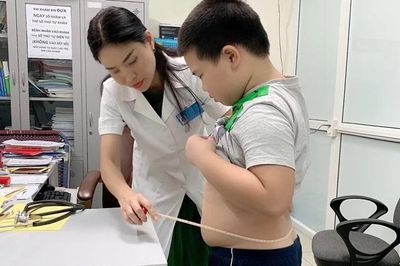 Nguy cơ trẻ tăng cân 'chóng mặt' sau kỳ nghỉ hè