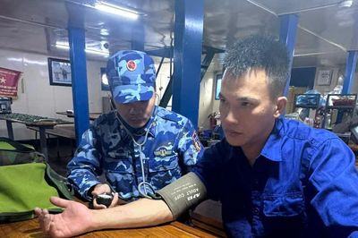 Cảnh sát biển cứu nạn thành công người dân trôi dạt trên biển Thanh Hóa