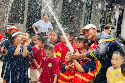 250 giáo viên và học sinh trải nghiệm kỹ năng thoát nạn và phòng cháy