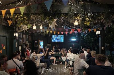 Cơn sốt World Cup khiến nhiều quốc gia viết lại quy định để 'chiều lòng' người hâm mộ