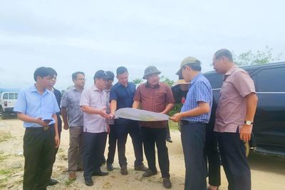Phó Chủ tịch UBND tỉnh Trịnh Minh Hoàng khảo sát quỹ đất phục vụ phát triển kinh tế - xã hội