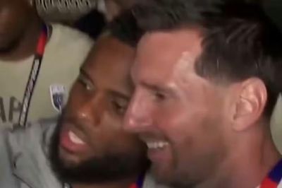 Messi đùa với Cape Verde sau trận: 'Trên sân họ đá tôi tơi tả'