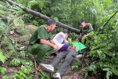 Kịp thời cứu một nam du khách bị kiệt sức trong rừng Tây Yên Tử
