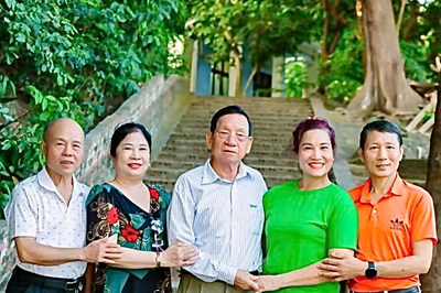 Hơn 40 năm tận tụy nuôi khỉ trên đảo Rều