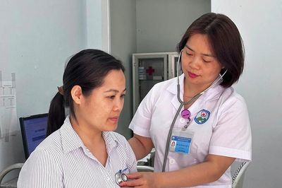 Từ bác sĩ biệt phái đến người 'bám bản' vì sức khỏe nhân dân