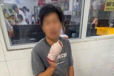 Cảnh sát giao thông dẫn đường cho nạn nhân bị tai nạn đứt 4 ngón tay đi cấp cứu