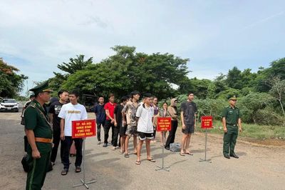 Tiếp nhận 21 người Việt Nam do Campuchia trục xuất về nước