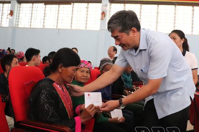 Đoàn công tác Bộ Dân tộc và Tôn giáo tặng quà hộ nghèo, người có uy tín xã Tủa Chùa