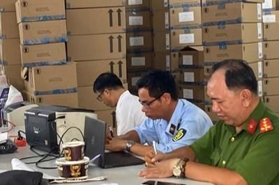 Phát hiện cơ sở sản xuất, chứa trữ quần áo nghi giả mạo nhãn hiệu