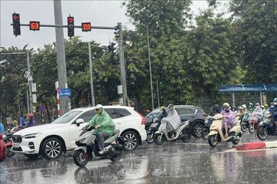 Cảnh báo mưa dông kèm lốc sét, mưa đá ở Hà Nội