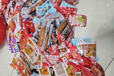 Công an xã A Sào siết chặt kiểm tra, xử lý hàng giả và hàng hóa không rõ nguồn gốc
