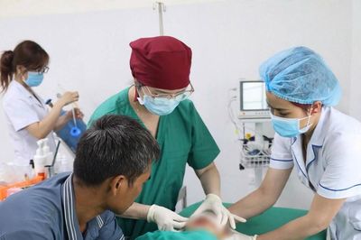 Cứu thành công bé trai hơn 2 tuổi bị chó dữ cắn nát vùng hàm mặt