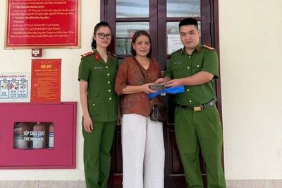 Công an xã Hữu Lũng trao lại 80 triệu đồng cho công dân để quên tại khu vực tiếp nhận hồ sơ