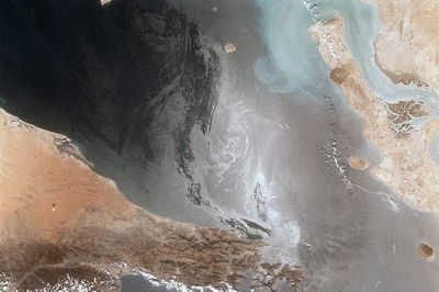 OPEC+ nới van dầu, nhưng Hormuz mới quyết định giá
