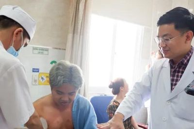 Chơi vật tay với bạn, nam thiếu niên nhập viện vì gãy xương và tổn thương thần kinh quay
