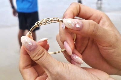 Nữ du khách bật khóc khi tìm được lắc vàng rơi xuống biển ở Đà Nẵng