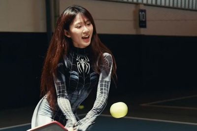 Nàng Kim 'vén váy' hóa thân thành Người nhện quyến rũ, gây sốt làng pickleball
