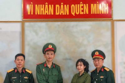Binh nhì Phạm Hà nhặt được của rơi trả lại người đánh mất