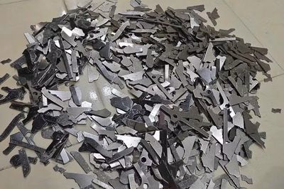 Mảnh sắt rơi vãi trên cao tốc qua Gia Lai khiến hàng chục phương tiện thủng lốp