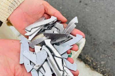 Loạt ô tô thủng lốp trên cao tốc qua Gia Lai, Đắk Lắk, tài xế phát hiện vật nhọn