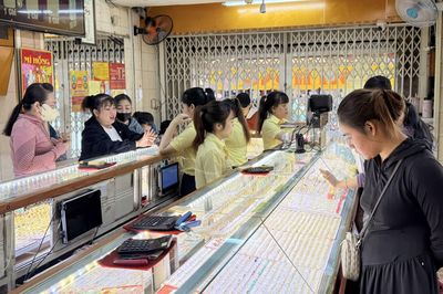 Sáng 7/8, vàng SJC lùi về 142,2 triệu đồng, chênh lệch mua - bán vẫn cao