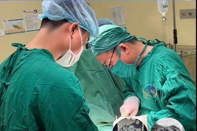 Nhiều lần truyền máu vì ung thư bàng quang xâm lấn cơ, bướu hơn 10cm