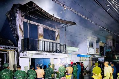 Cháy 2 căn nhà liền kề ở Sông Đốc, thiệt hại ước 400 triệu đồng