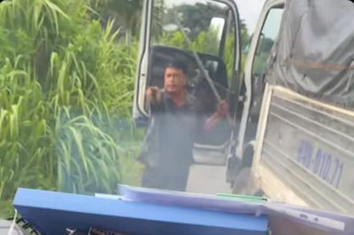 Làm rõ clip tài xế dùng hung khí đánh người do vượt xe không được